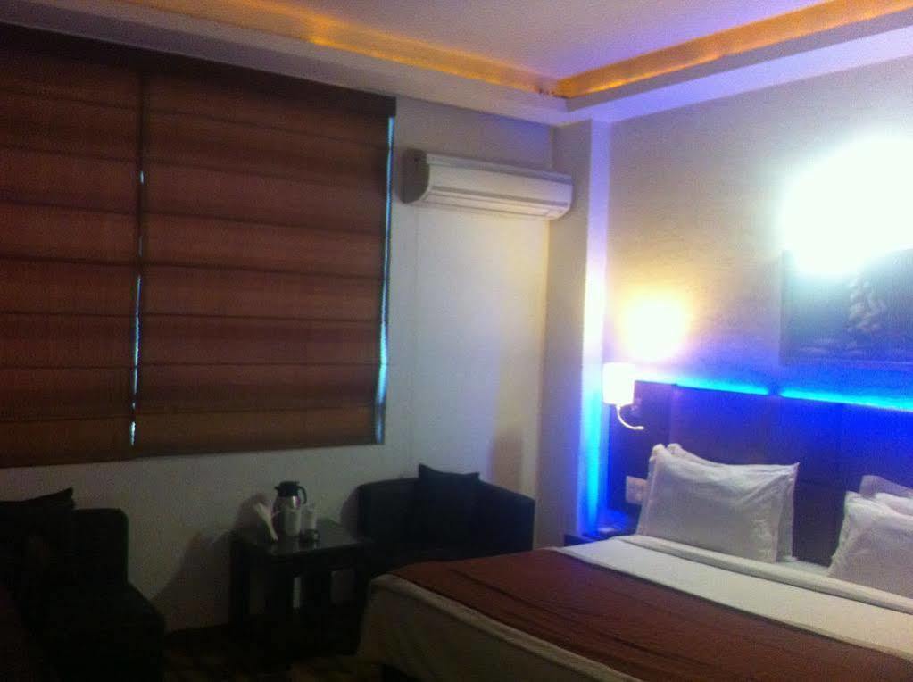 Beyond Hotel New Delhi Exterior photo